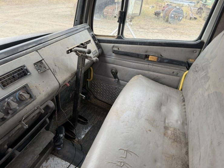 1999-freightliner-fl60-image-48