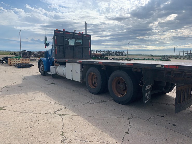 2001-peterbilt-semi-image-7