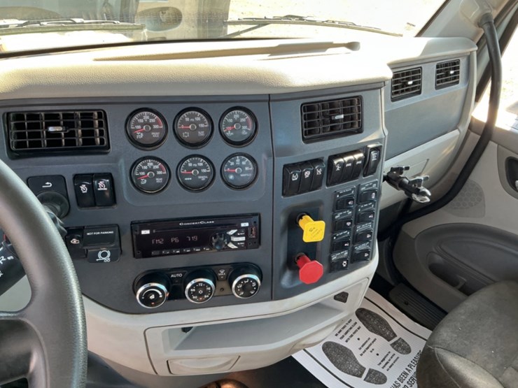 2019-peterbilt-567-image-22