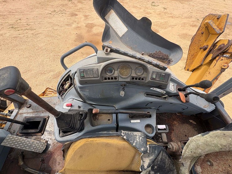 new-holland-555e-image-22