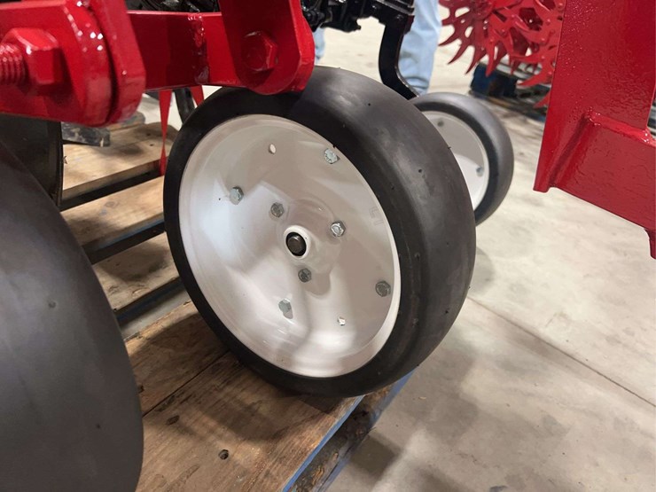 international-harvester-fast-hitch-two-row-cultivator-with-tunnel-shields-image-15