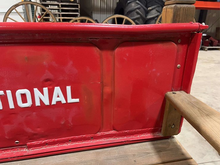 custom-international-harvester-tailgate-bench-image-12