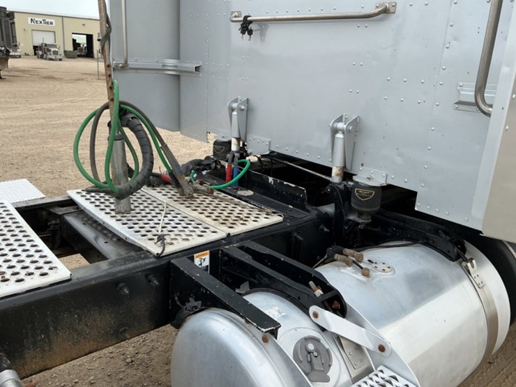 2012-peterbilt-388-image-18