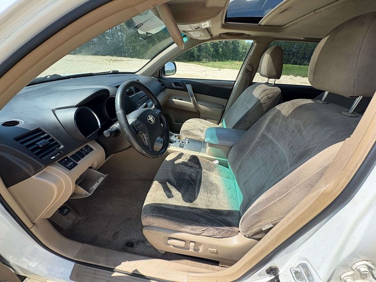 2010-toyota-highlander-image-14