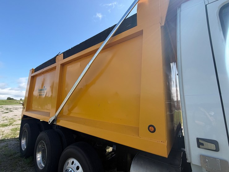 #258-•-2015-volvo-vnm-tri-axle-dump-truck-image-21