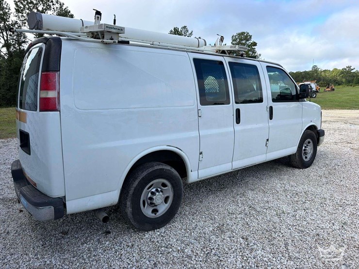 2014-chevrolet-express-g2500-image-3