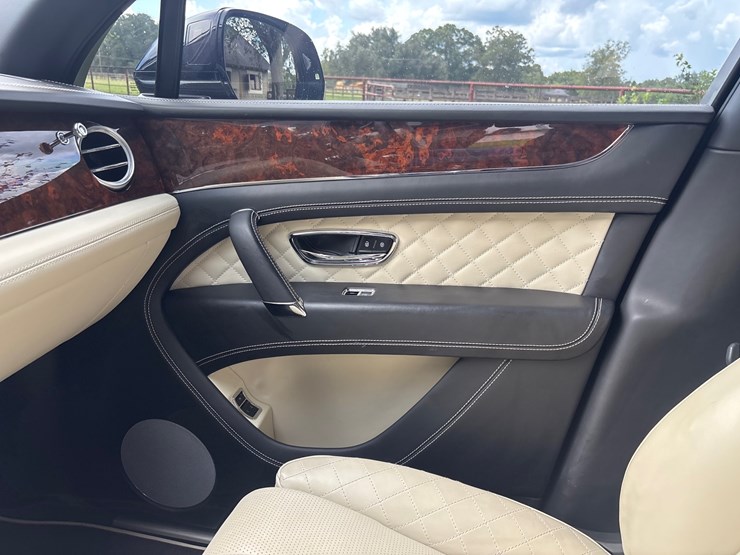 #153-•-offered-at-no-reserve-|-2018-bentley-bentayga-suv-image-25