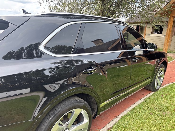 #153-•-offered-at-no-reserve-|-2018-bentley-bentayga-suv-image-12