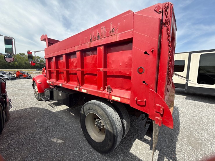 2005-peterbilt-335-image-8