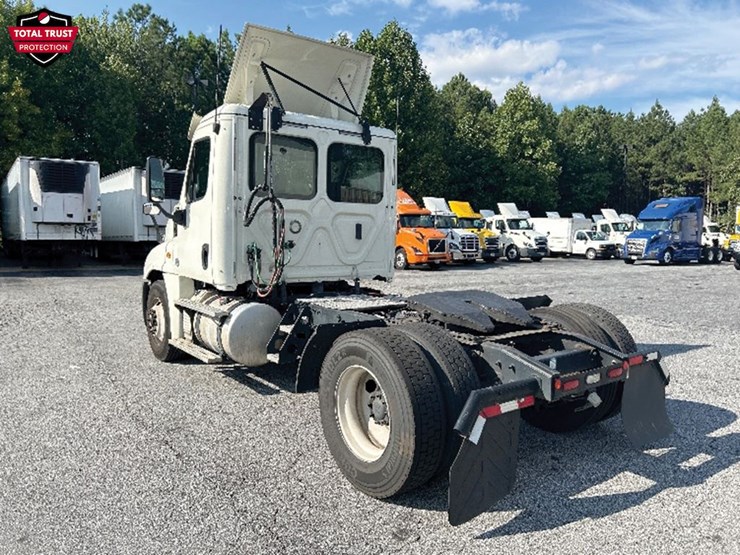 2019-freightliner-cascadia-125-image-2