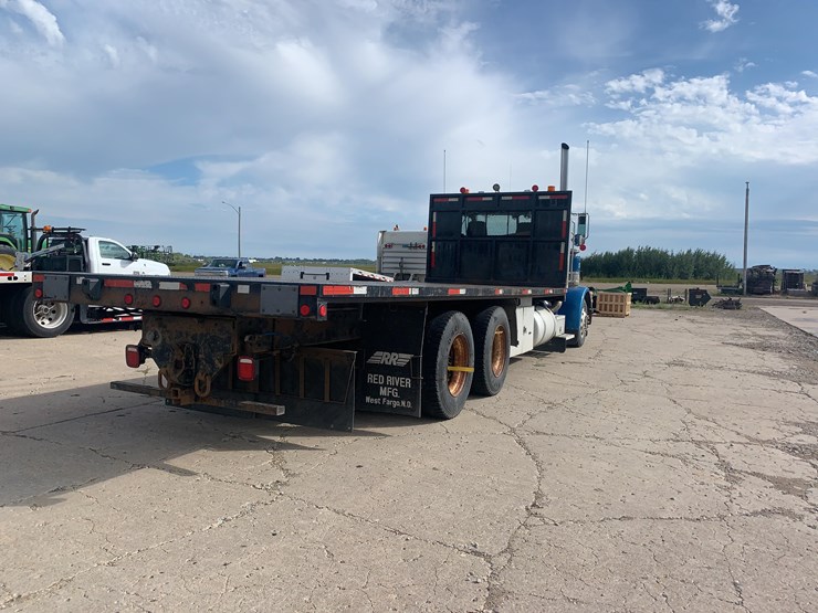 2001-peterbilt-semi-image-5