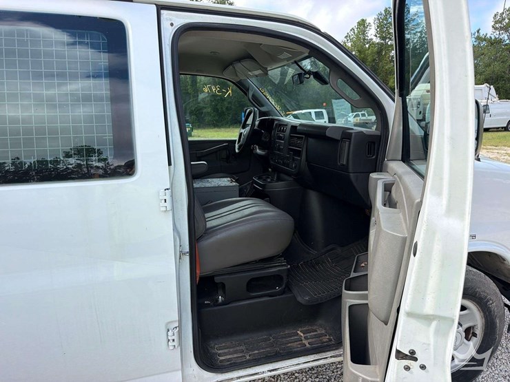 2018-chevrolet-express-g2500-image-19