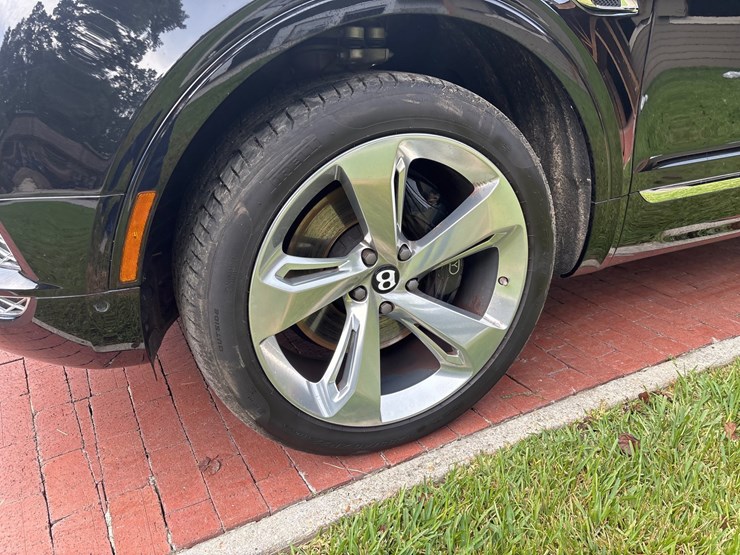 #153-•-offered-at-no-reserve-|-2018-bentley-bentayga-suv-image-16