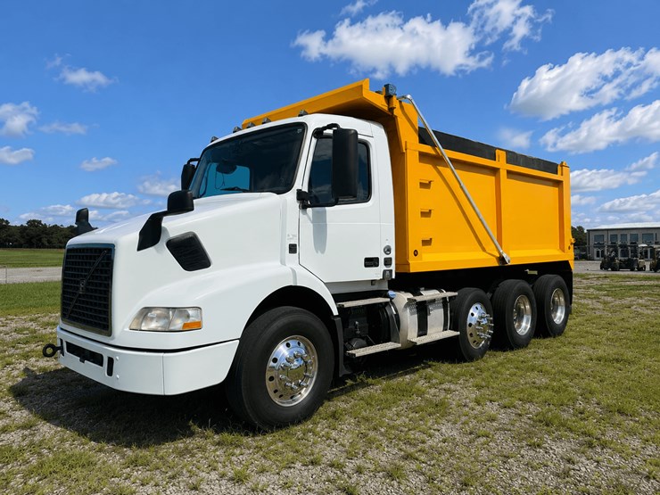 #258-•-2015-volvo-vnm-tri-axle-dump-truck-image-1