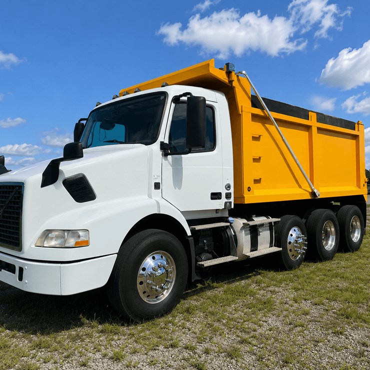 #258 • 2015 VOLVO VNM TRI AXLE DUMP TRUCK