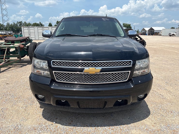 2014-chevrolet-tahoe-ltz-image-2
