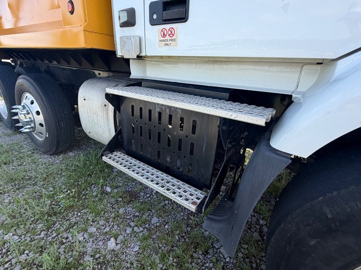 #258-•-2015-volvo-vnm-tri-axle-dump-truck-image-18