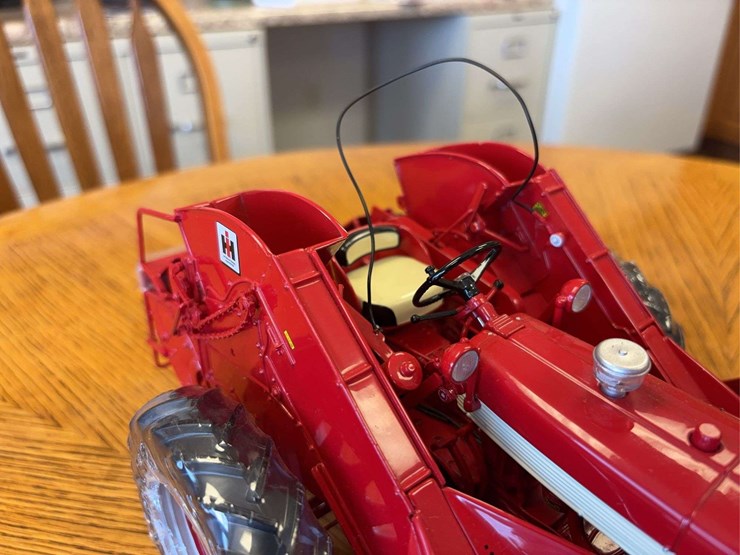 1/16-farmall-560-with-2-mh-corn-picker-precision-series-#14-image-16