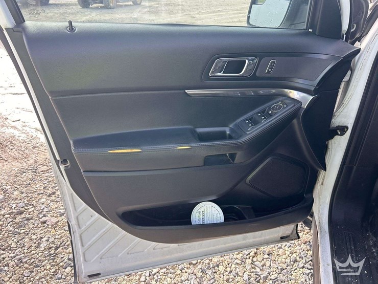 2019-ford-explorer-image-11