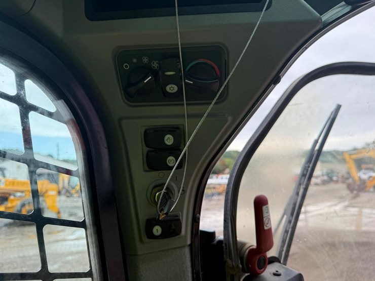 2015-caterpillar-262d-image-24