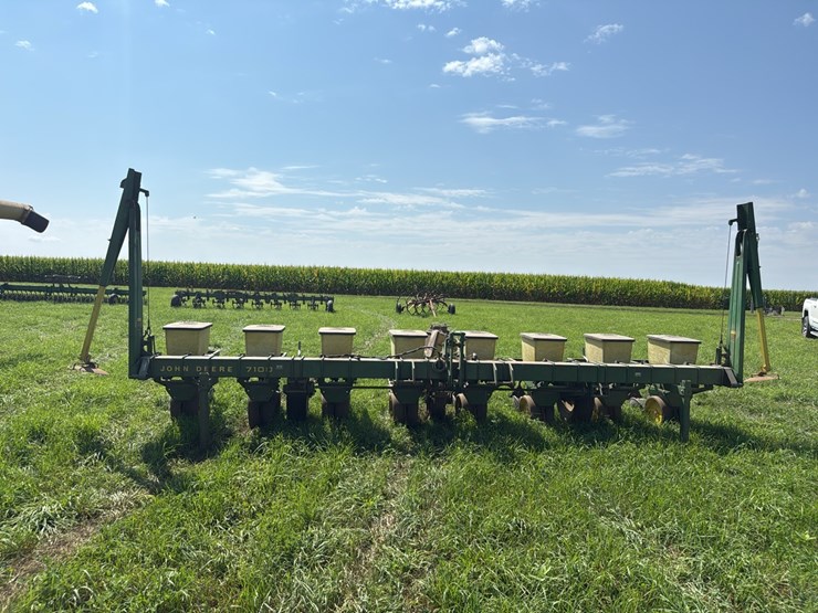 john-deere-7100-image-1