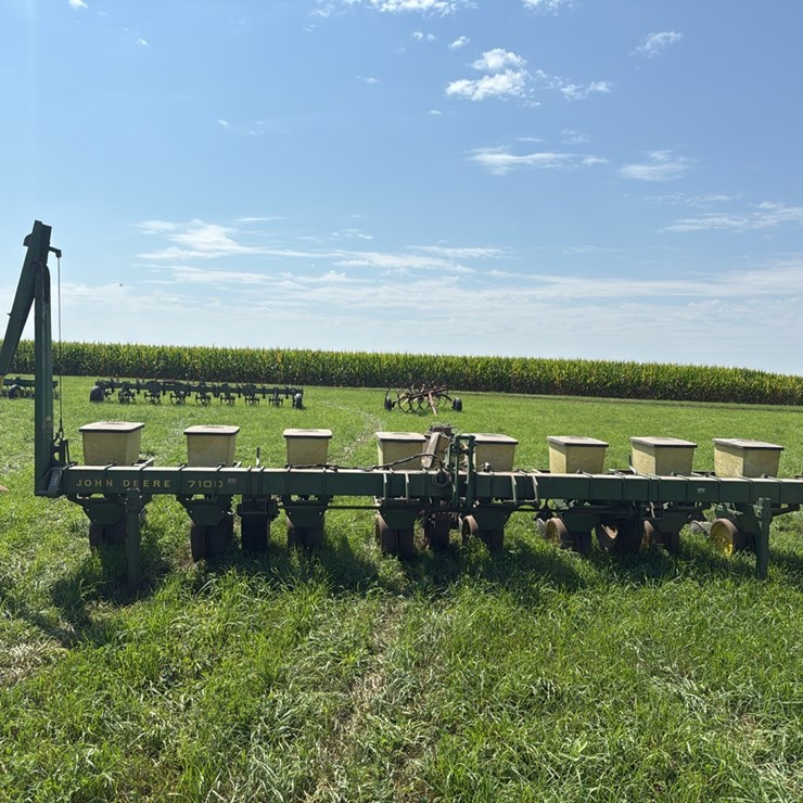 JOHN DEERE 7100