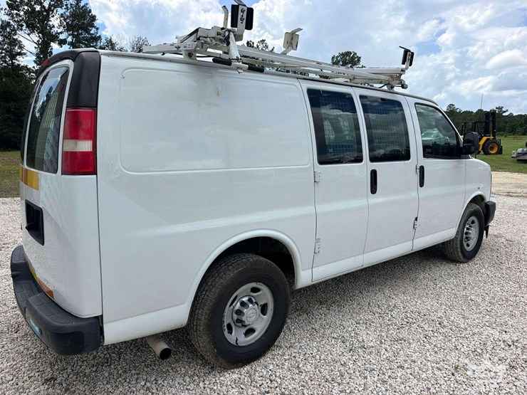 2017-chevrolet-express-2500-image-3