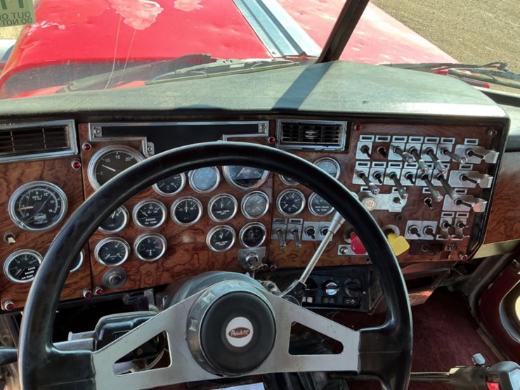 1996-peterbilt-379-image-23