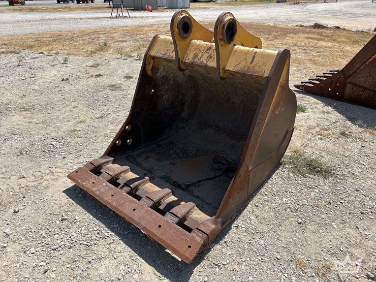 caterpillar-45in.-excavator-bucket-attachment-image-2