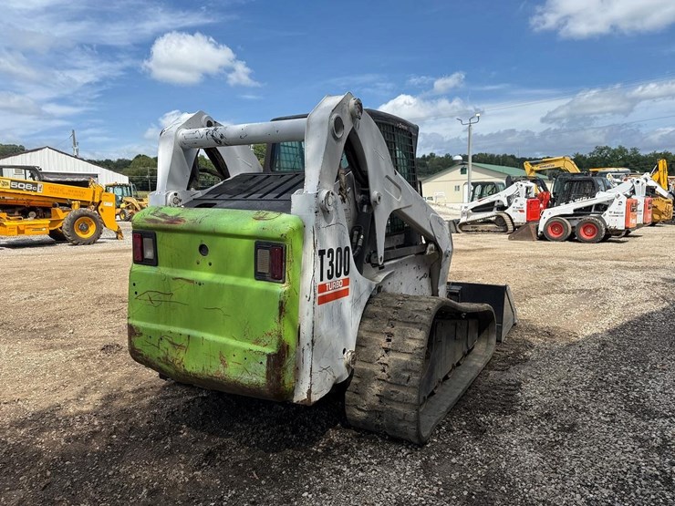 2004-bobcat-t300-image-4
