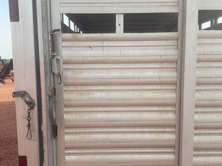 2021-featherlite-8127-7624-std-livestock-trailer-image-15