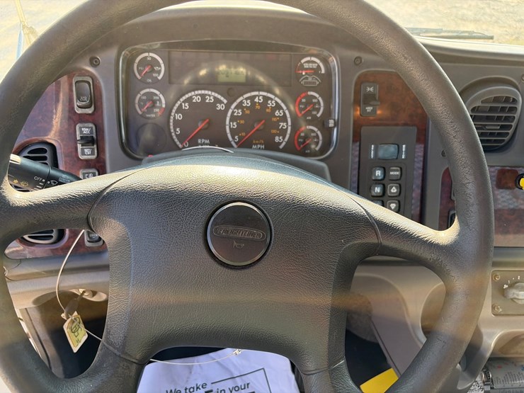 2015-freightliner-m2-106-image-16