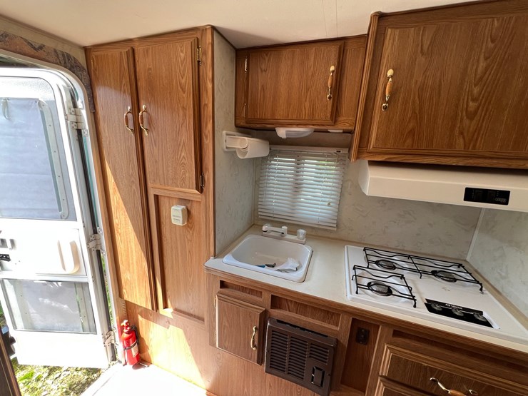 #5675-•-sun-lite-pick-up-camper-image-14