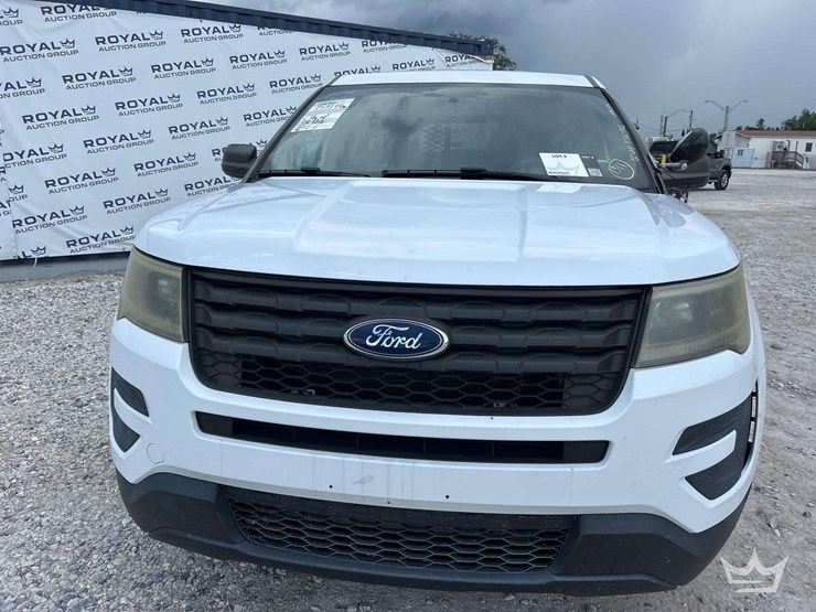 2017-ford-explorer-image-24