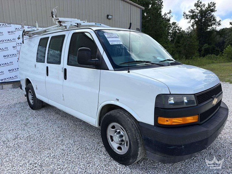 2018-chevrolet-express-g2500-image-2