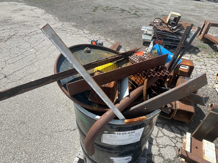 #10610-•-metal-barrel-with-scrap-metal-contents-image-5