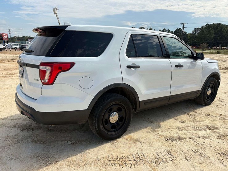 2016-ford-explorer-image-3