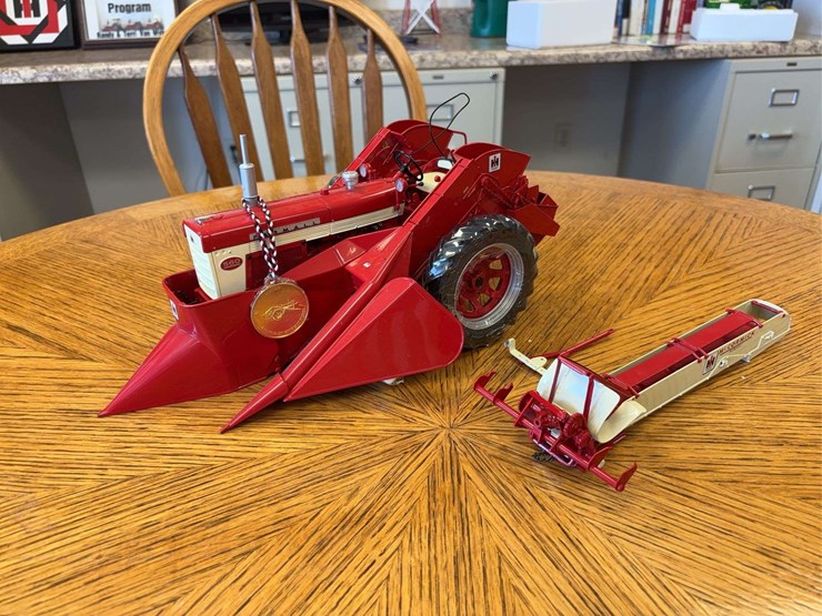 1/16-farmall-560-with-2-mh-corn-picker-precision-series-#14-image-2