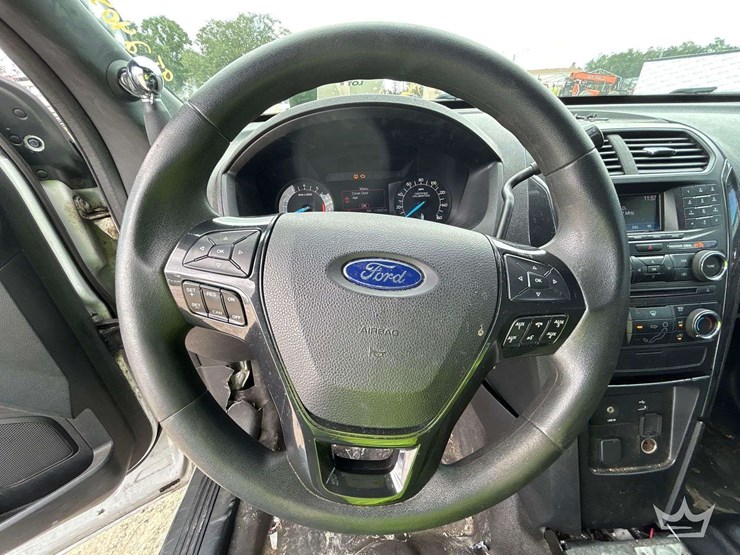 2017-ford-explorer-image-13