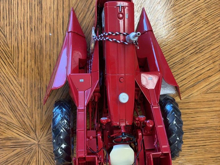 1/16-farmall-560-with-2-mh-corn-picker-precision-series-#14-image-14