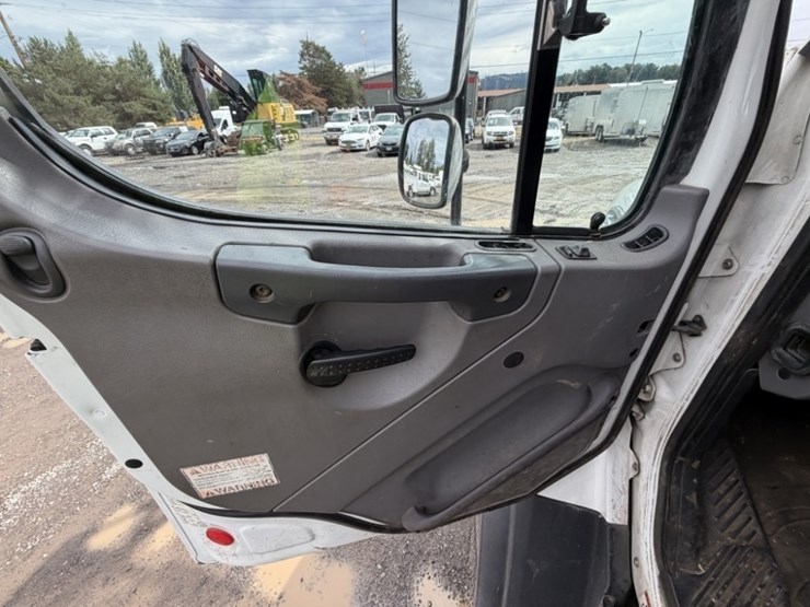 2013-freightliner-114sd-image-45