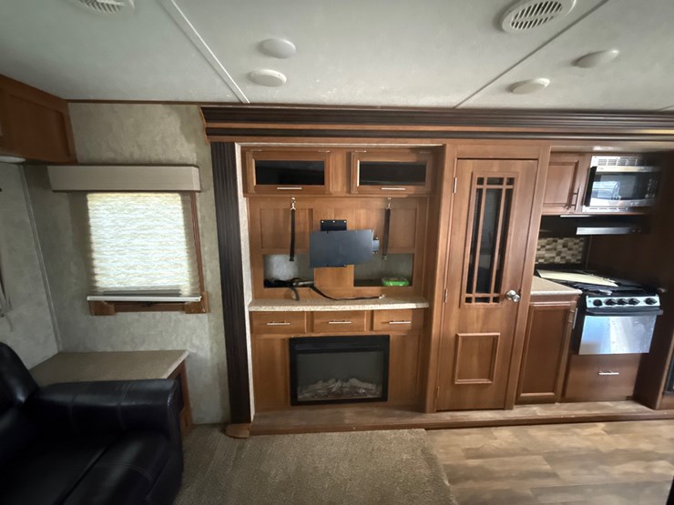 #205-•-2018-forest-river-lacrosse-luxury-lite-lct324rst-travel-image-24