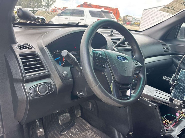 2016-ford-explorer-image-9