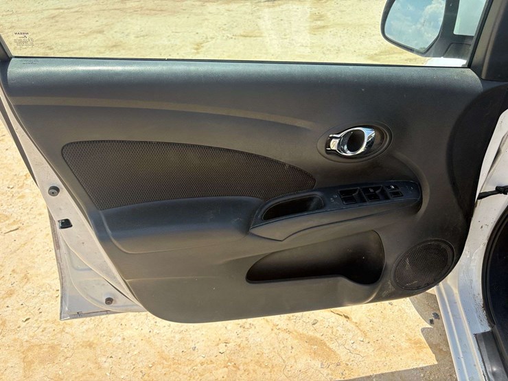2013-nissan-versa-4-door-sedan-(198,059-miles)-image-12
