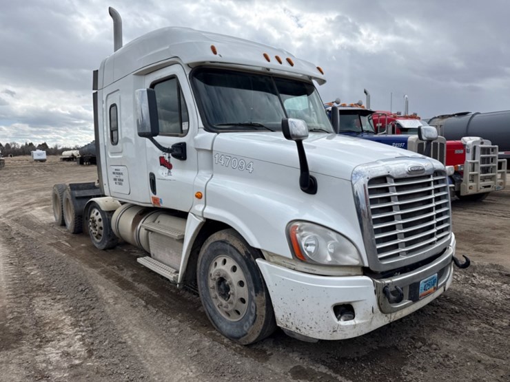 2014-freightliner-cascadia-tri--axle-image-2