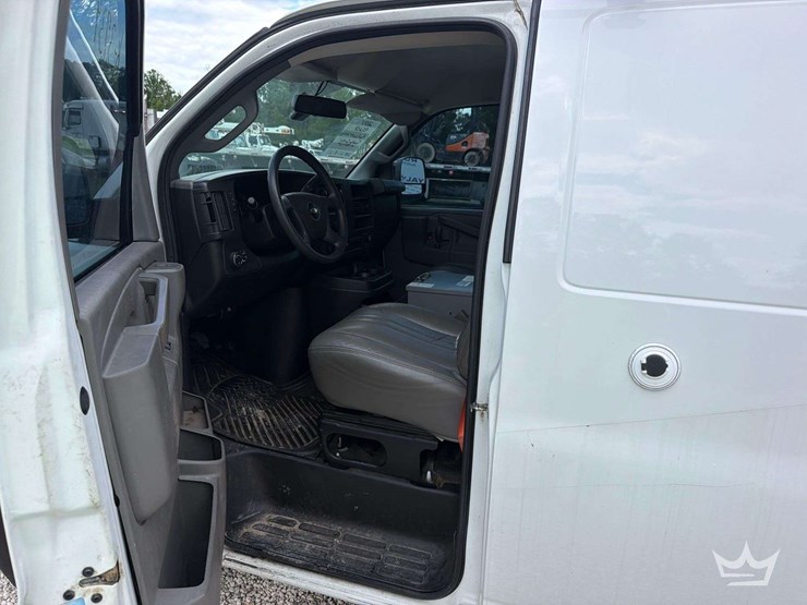 2017-chevrolet-express-2500-image-11