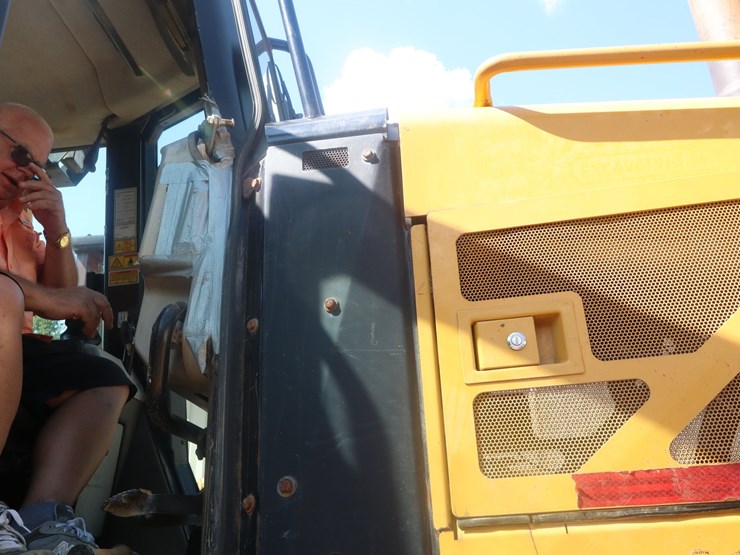 2014-caterpillar-d6n-image-23