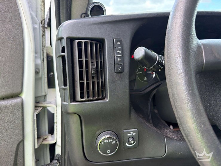 2017-chevrolet-express-2500-image-13