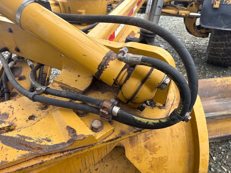 caterpillar-160m-awd-image-31
