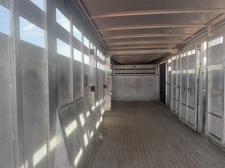 2021-featherlite-8127-7624-std-livestock-trailer-image-17